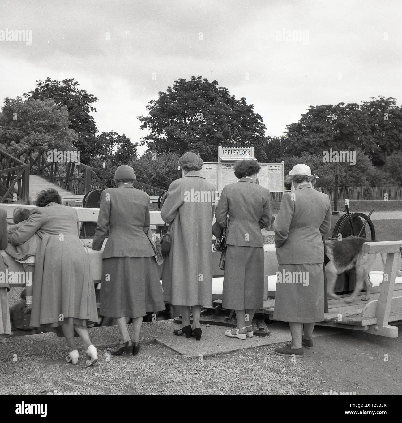 1950, historische, eine kleine Gruppe von älteren Damen gemeinsam durch eine hölzerne Sperre Sperre bei Iffley Lock auf der Themse in Oxford, England, UK. Ursprünglich im Jahre 1631 erbaut und umgebaut 1927 betrieb der Loc ist über die Hydraulik. Stockfoto