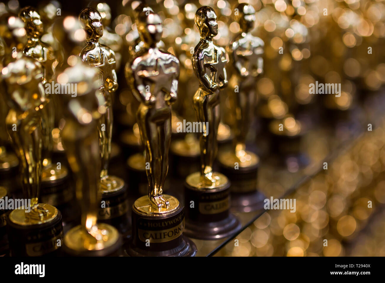 LOS ANGELES - Zeile aus Kunststoff Oscars in einem Souvenirshop auf dem Hollywood Boulevard. Stockfoto