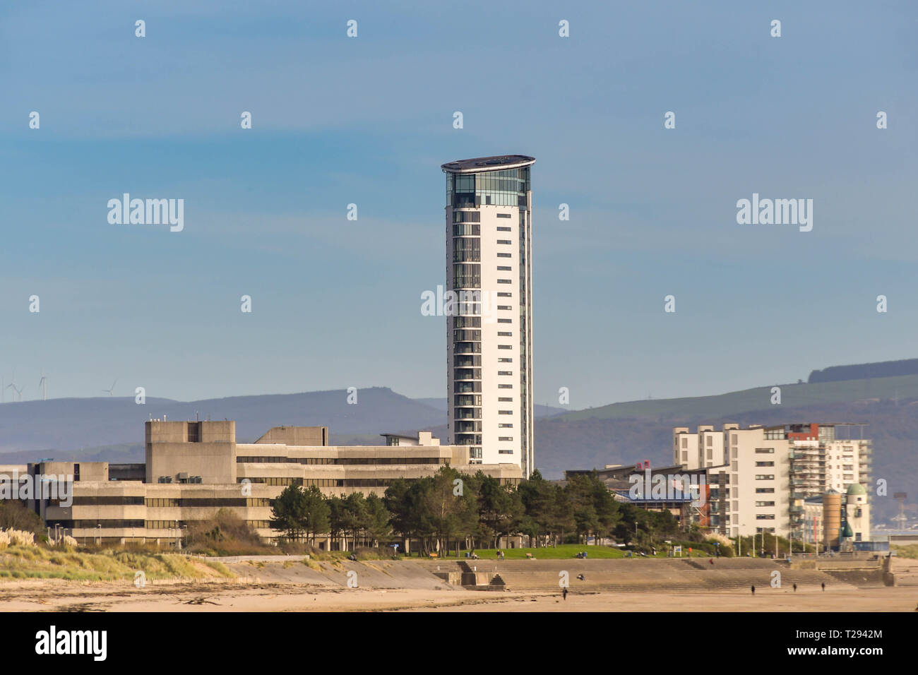 SWANSEA, WALES - Oktober 2018: Das Meer in Swansea mit der County Hall auf der linken und dem Turm im Meridian Quay dominieren die Skyline. Stockfoto