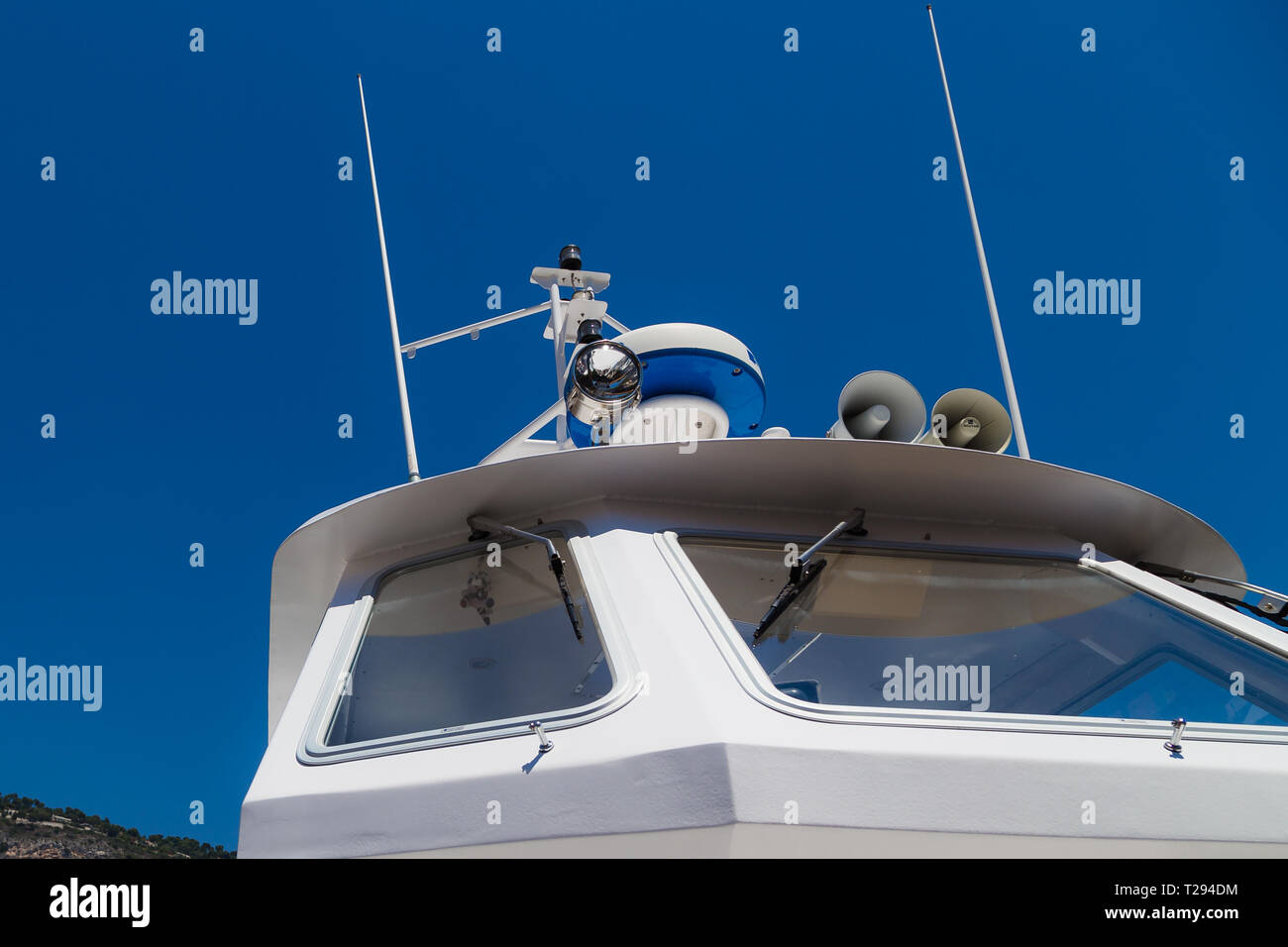 Villefrance, Frankreich. Helm der Tender boot Passagiere zu und von einem Kreuzfahrtschiff. Hier mit Kommunikation Masten gesehen. Stockfoto