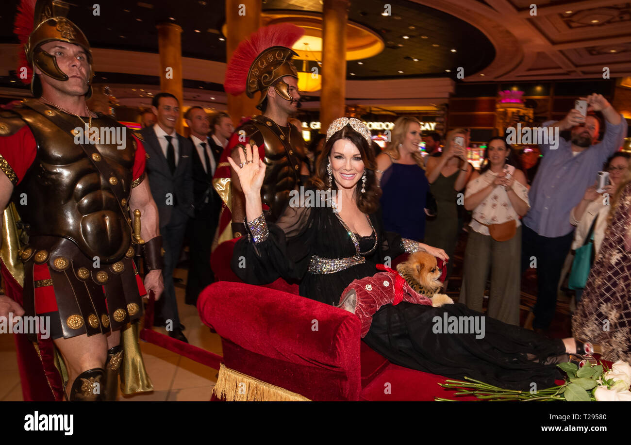 Las Vegas, NV, USA. 30 Mär, 2019. *** Haus AB *** Lisa Vanderpump kommt an der Eröffnung der Vanderpump Cocktail Garten im Caesars Palace in Las Vegas, NV am 30. März 2019. Credit: Erik Kabik Fotografie/Medien Punch/Alamy leben Nachrichten Stockfoto