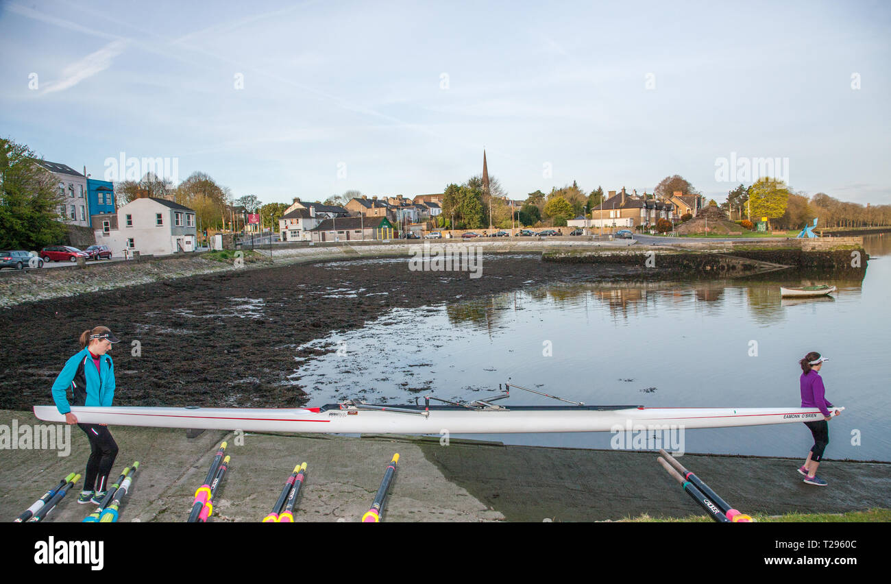 Blackrock, Cork, Irland. 31. März, 2019. Aishling O'Leary, Ballincollig und Claire Ryan, Helena, tragen ihr Boot hinunter zum Wasser in Cork Yacht Club in Blackrock, Cork, Irland. Quelle: David Creedon/Alamy leben Nachrichten Stockfoto