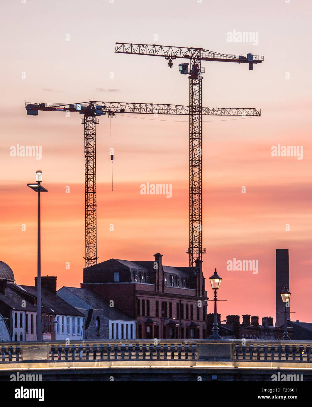 Die Stadt Cork, Cork, Irland. 31. März, 2019. Zwei Kräne auf der Horgan Quay dominieren die Stadt landscap mit umfasst das neu renovierte Patrick's Quay, Cork, Irland. Quelle: David Creedon/Alamy leben Nachrichten Stockfoto