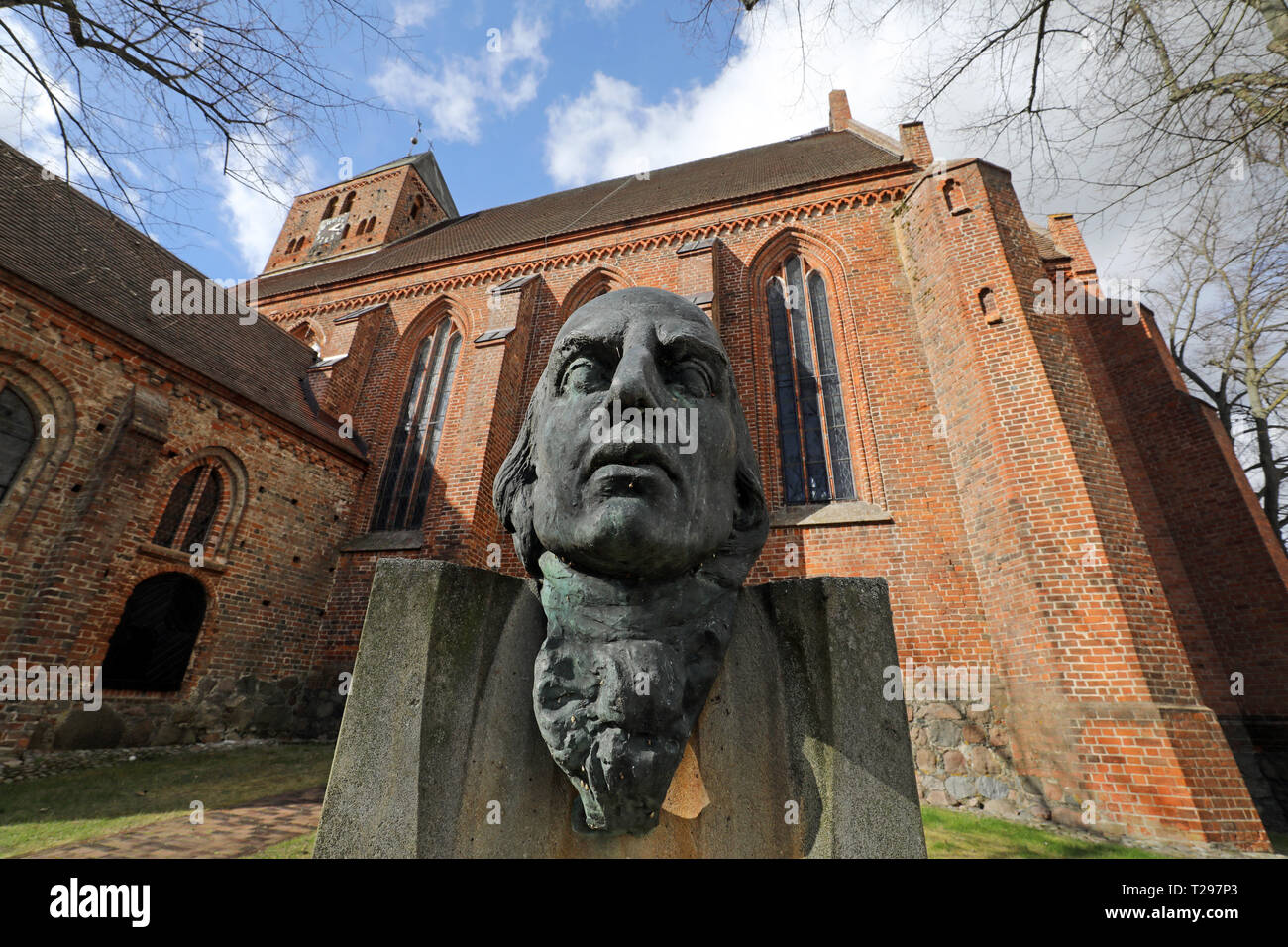 Penzlin, Deutschland. 25 Mär, 2019. Ein Denkmal, erstellt von Walther Preik, erinnert an den Dichter und Übersetzer Homer Johann Heinrich Voss (1751-1826), der in die Schule im Haus des gegenüber Auftraggeber ging. Am 29.03.2019 ein Haus der Literatur wird in der ehemaligen Voss Schulgebäude eröffnet werden. Quelle: Bernd Wüstneck/dpa-Zentralbild/ZB/dpa/Alamy leben Nachrichten Stockfoto