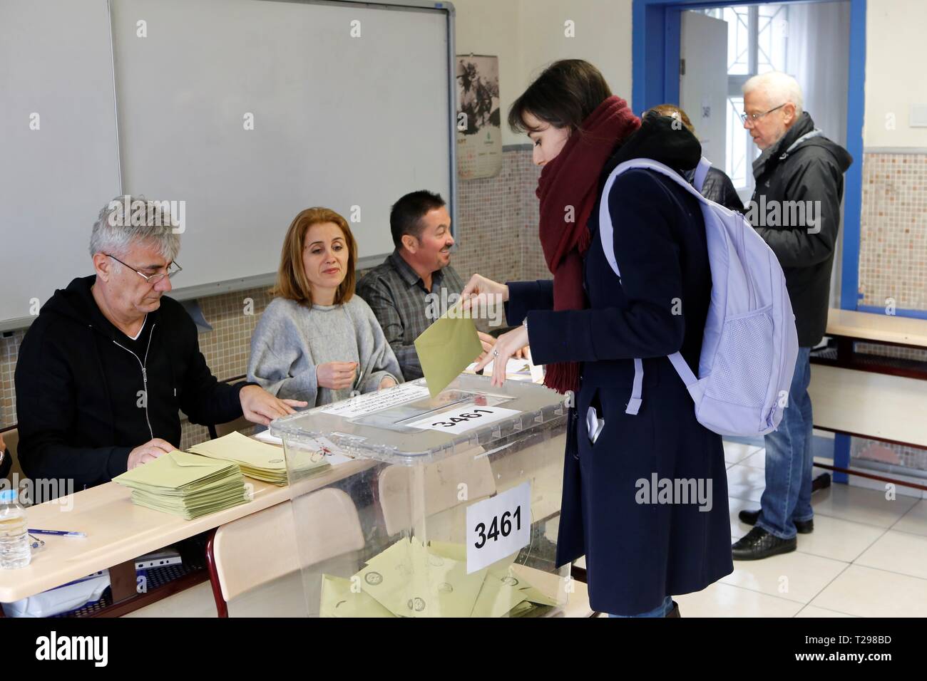 Ankara, Türkei. 31 Mär, 2019. Ein Wähler wirft ihren Stimmzettel während der lokalen Wahlen in der Türkei Ankara, Türkei, 31. März 2019. Türkische Wähler sind Position zu den Wahllokalen am Sonntag für Kommunalwahlen, wie Bedenken über hohe Inflation und Wechselkursschwankungen wachsen. Mehr als 57 Millionen Türken in 81 Provinzen, mit mehr als 10 Millionen in der größten Stadt der Türkei, Istanbul, sind geeignet für die Bürgermeister, Nachbarschaft Leiter und die Mitglieder der Gemeinderäte zu stimmen, nach den neuesten Zahlen. (Xinhua / Qin Yanyang) Quelle: Xinhua/Alamy leben Nachrichten Stockfoto