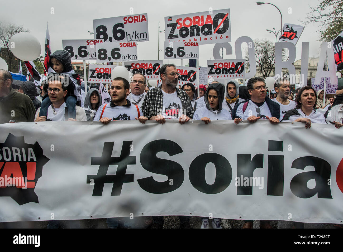 Madrid, Spanien. 31 Mär, 2019. Menschen mit Plakaten und dem Motto Soria Stadt, null Entvölkerung Zone. 50 000 Menschen nahmen an der Demonstration von leeren Spanien, vereint durch die Langeweile der Jahre von Ansprüchen, die durch den Mangel an Infrastruktur, konkrete Politik zu fordern, die Abwanderung der Bevölkerung in Spanien zu stoppen. Mit dem Slogan Teruel existiert und Soria auch!, Bürger Plattformen der zwei wichtigsten entvölkert Provinzen Spaniens, stimmte zu, diese Kampagne in einer Konferenz zu starten im Januar letzten Jahres, als ein Aufruf für alle Gebiete, die das Problem der Entvölkerung leiden. Credit: Alberto Sibaja Ramírez/Alamy leben Nachrichten Stockfoto