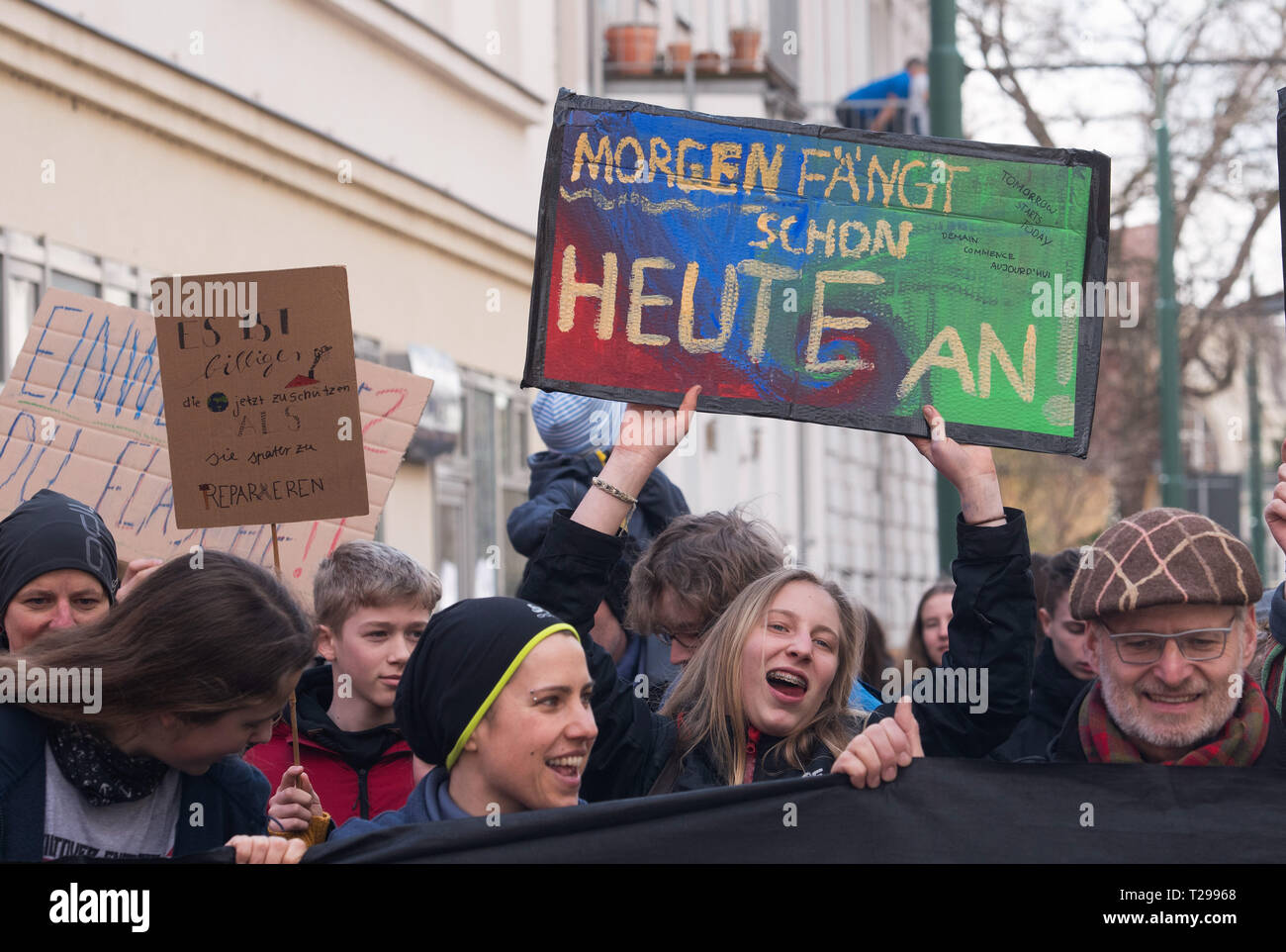 Potsdam, Deutschland. 31 Mär, 2019. Eine Frau trägt ein Plakat: "Die Zukunft beginnt heute" an der Demonstration des Bündnisses "Potsdam für die Zukunft'. Zu der Demonstration aufgerufen haben verschiedene Gruppen. Credit: Paul Zinken/dpa/Alamy leben Nachrichten Stockfoto