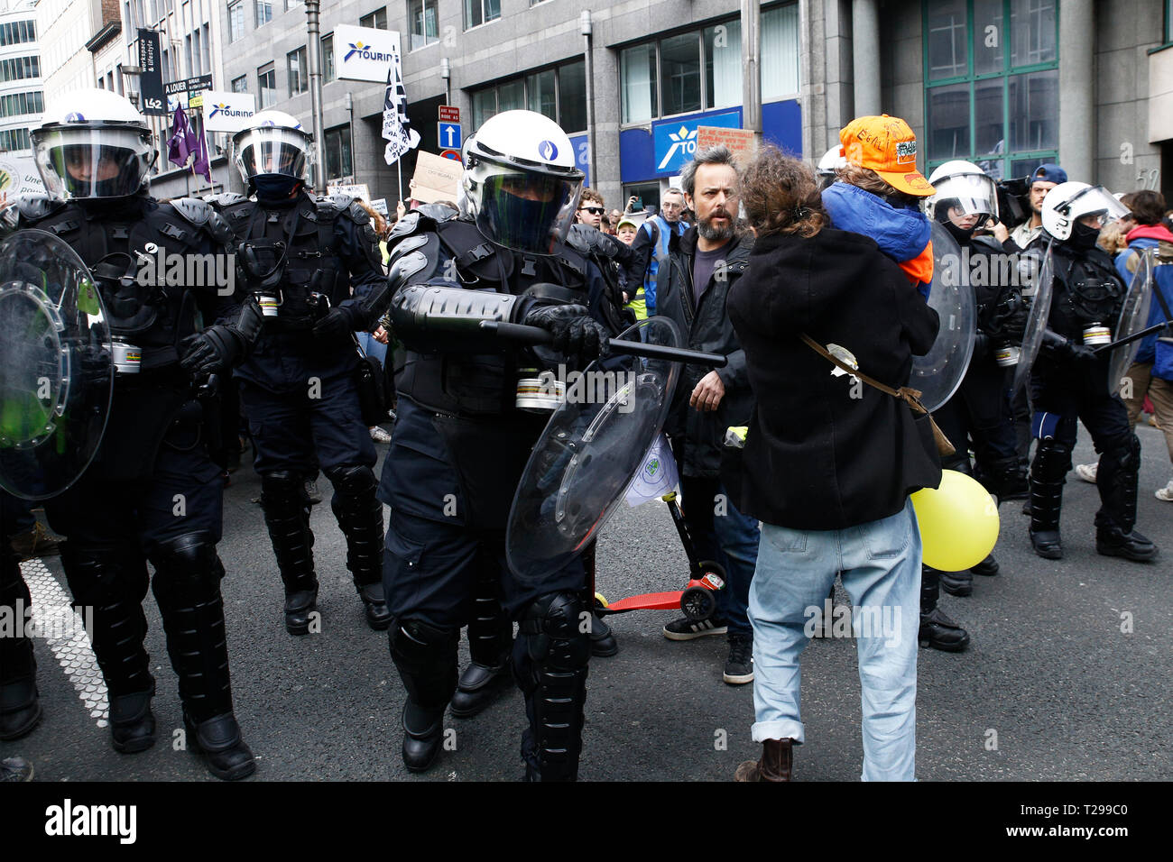 Brüssel, Belgien. 31. März 2019. die Demonstranten Handgemenge mit der Polizei während einer Demonstration "Aufstieg für Klima'. Alexandros Michailidis/Alamy leben Nachrichten Stockfoto
