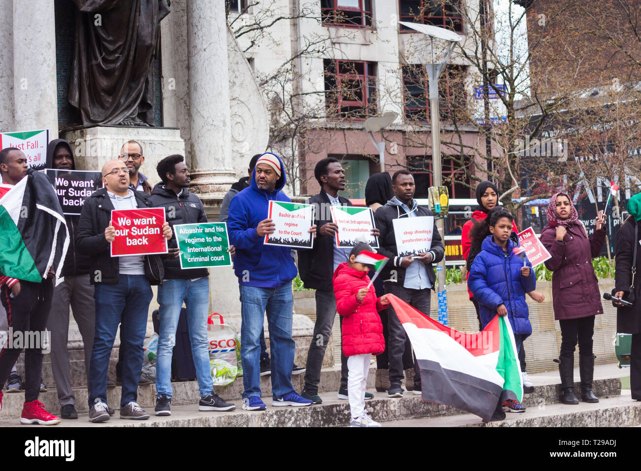 Manchester, Großbritannien. 31 Mär, 2019. Manchester, Großbritannien. 31. März 2019. Demonstranten in Manchester Piccadilly Gardens Stadium eine Demonstration gegen den sudanesischen Präsidenten Omar al-Bashir, nach der er für die Verbrechen, die angeblich in Darfur begangen zu senden, um den Internationalen Strafgerichtshof (ICC). Sudan bestreitet jegliche Gräueltaten und sagt, das ICC nicht erkennen. Präsident Bashir, die Macht in einem Militärputsch 1989 hat, trotzte Opposition fordert angesichts der wirtschaftlichen Not im Sudan zu verstärken. Credit: JY News Images/Alamy leben Nachrichten Stockfoto