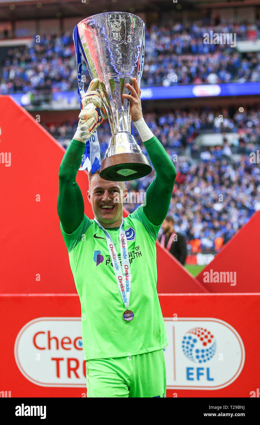 London, Großbritannien. 31 Mär, 2019. Checkatrade Trophy Final, Portsmouth und Sunderland; Craig MacGillivray von Portsmouth mit dem Checkatrade Trophäe Credit: Aktion plus Sport/Alamy leben Nachrichten Stockfoto