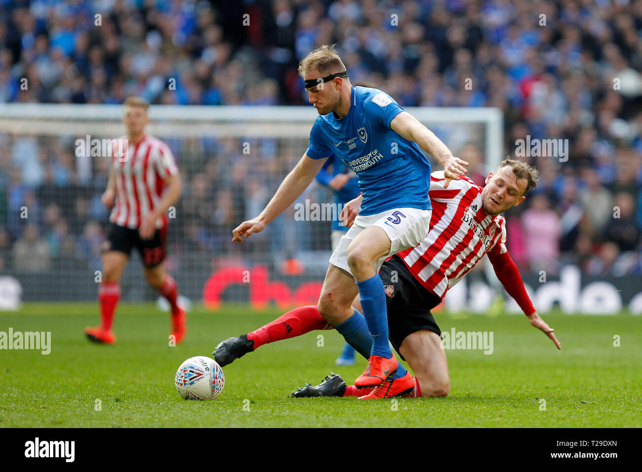 Charlie Wyke von Sunderland packt Matthew Clarke von Portsmouth während des Checkatrade Trophy Finale zwischen Portsmouth und Sunderland im Wembley Stadion, London, England am 31. März 2019. Foto von Carlton Myrie. Nur die redaktionelle Nutzung, eine Lizenz für die gewerbliche Nutzung erforderlich. Keine Verwendung in Wetten, Spiele oder einer einzelnen Verein/Liga/player Publikationen. Stockfoto