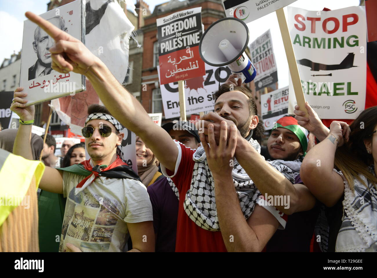 Eine Demonstrantin wird gesehen, riefen Parolen auf ein Megaphon während der existieren, widerstehen, zurück Kundgebung für Palästina in London. Menschen versammeln sich außerhalb der Israelischen Botschaft in London gegen die israelische Regierung zu demonstrieren, und fordern die Achtung der Grundrechte der Palästinenser zu existieren, widerstehen und zurück. Die Palästinenser fordern globale Proteste ihr Recht zurück in ihre Dörfer zu kommen, zu unterstützen. Rallye wurde von Palästina Kampagne der Solidarität, Stoppt den Krieg Koalition, Palästinensische Forum in Großbritannien, Freunde von al-Aqsa und Muslim Association in Großbritannien organisiert. Stockfoto