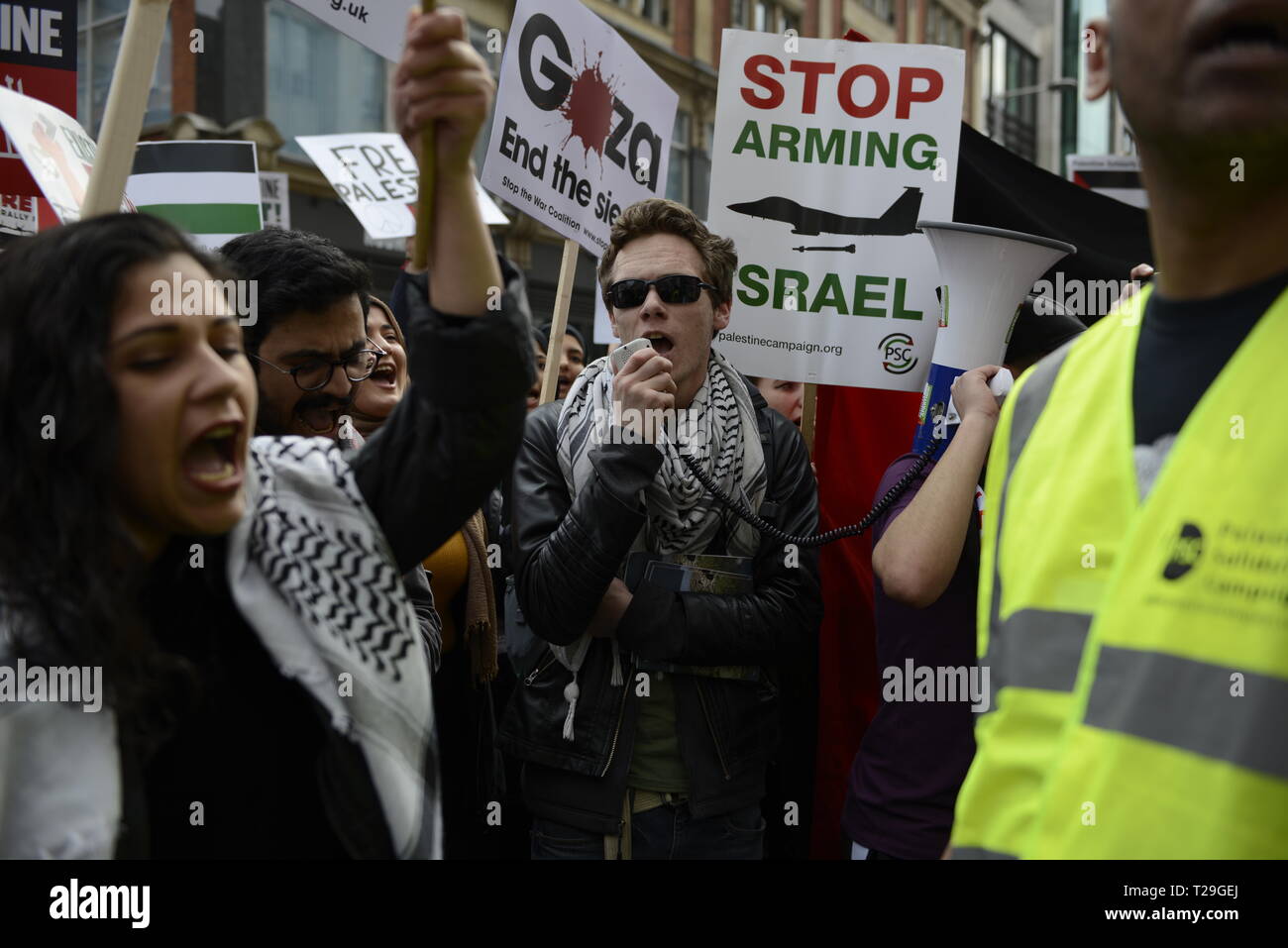 Demonstrant gesehen werden Parolen während der existieren, widerstehen, zurück Kundgebung für Palästina in London. Menschen versammeln sich außerhalb der Israelischen Botschaft in London gegen die israelische Regierung zu demonstrieren, und fordern die Achtung der Grundrechte der Palästinenser zu existieren, widerstehen und zurück. Die Palästinenser fordern globale Proteste ihr Recht zurück in ihre Dörfer zu kommen, zu unterstützen. Rallye wurde von Palästina Kampagne der Solidarität, Stoppt den Krieg Koalition, Palästinensische Forum in Großbritannien, Freunde von al-Aqsa und Muslim Association in Großbritannien organisiert. Stockfoto