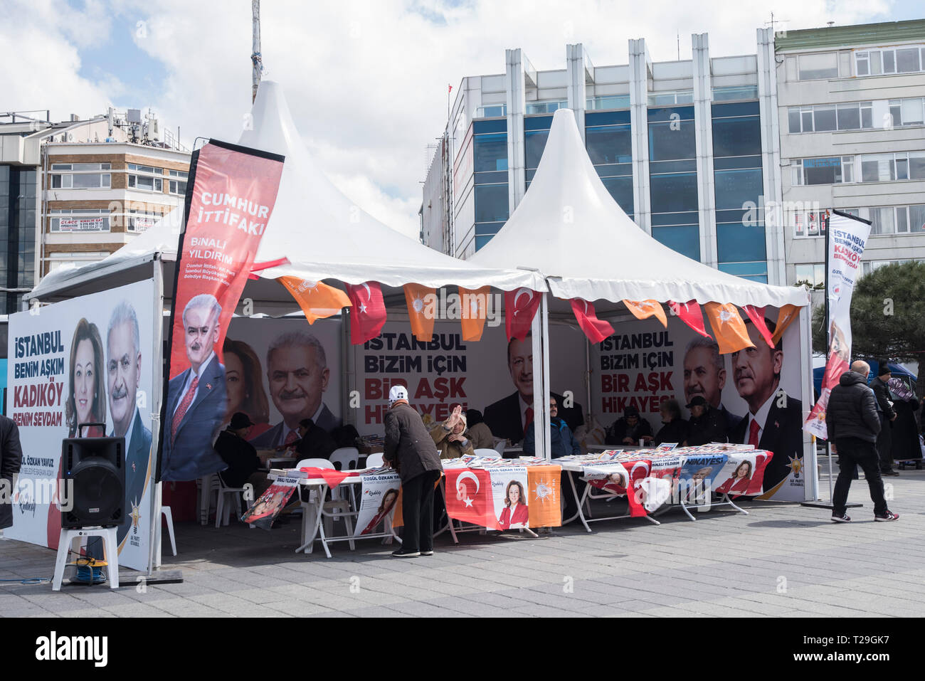 AK-Partei Zelt in der Nähe von Kadiköy, Istanbul während der Wahlen gesehen. Türkische lokale Wahlen von 2019 wurden am 31. März 2019 in den 81 Provinzen der Türkei statt. Istanbul und Ankara wurden als die intensivste Arenas über für die beiden Allianzen: Erdogans AK-Partei mit der rechtsextremen Partei der Nationalistischen Bewegung (MHP) und die Mitte-links-Oppositionellen Republikanischen Volkspartei (CHP) mit der Rechtsradikalen gut (IYI) Partei zu Kämpfen gesehen. Stockfoto