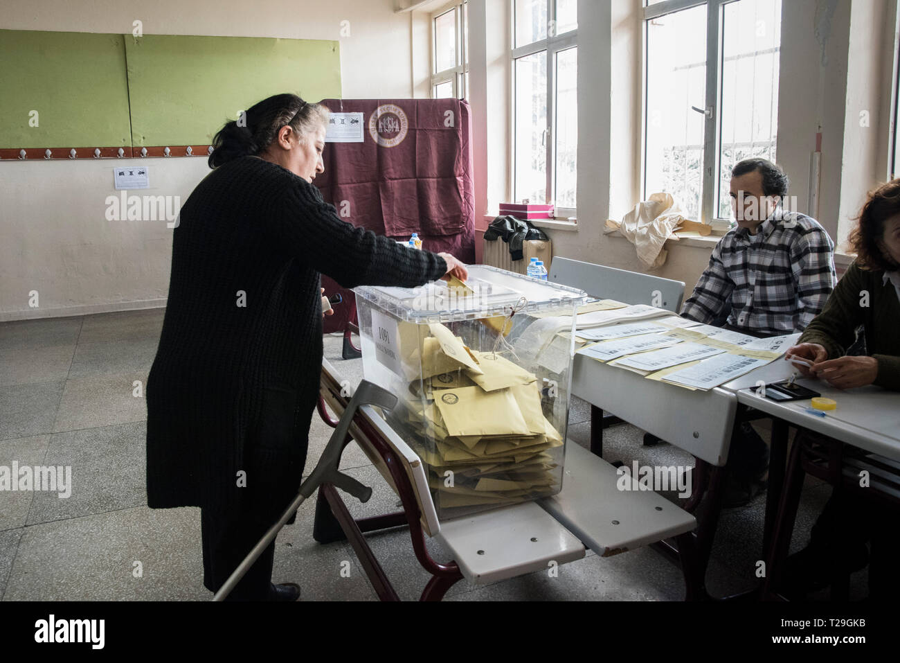 Eine Frau die Stimmabgabe bei einer Abstimmung, die Station in der Nähe der Istiklal. Türkische lokale Wahlen von 2019 wurden am 31. März 2019 in den 81 Provinzen der Türkei statt. Istanbul und Ankara wurden als die intensivste Arenas über für die beiden Allianzen: Erdogans AK-Partei mit der rechtsextremen Partei der Nationalistischen Bewegung (MHP) und die Mitte-links-Oppositionellen Republikanischen Volkspartei (CHP) mit der Rechtsradikalen gut (IYI) Partei zu Kämpfen gesehen. Stockfoto