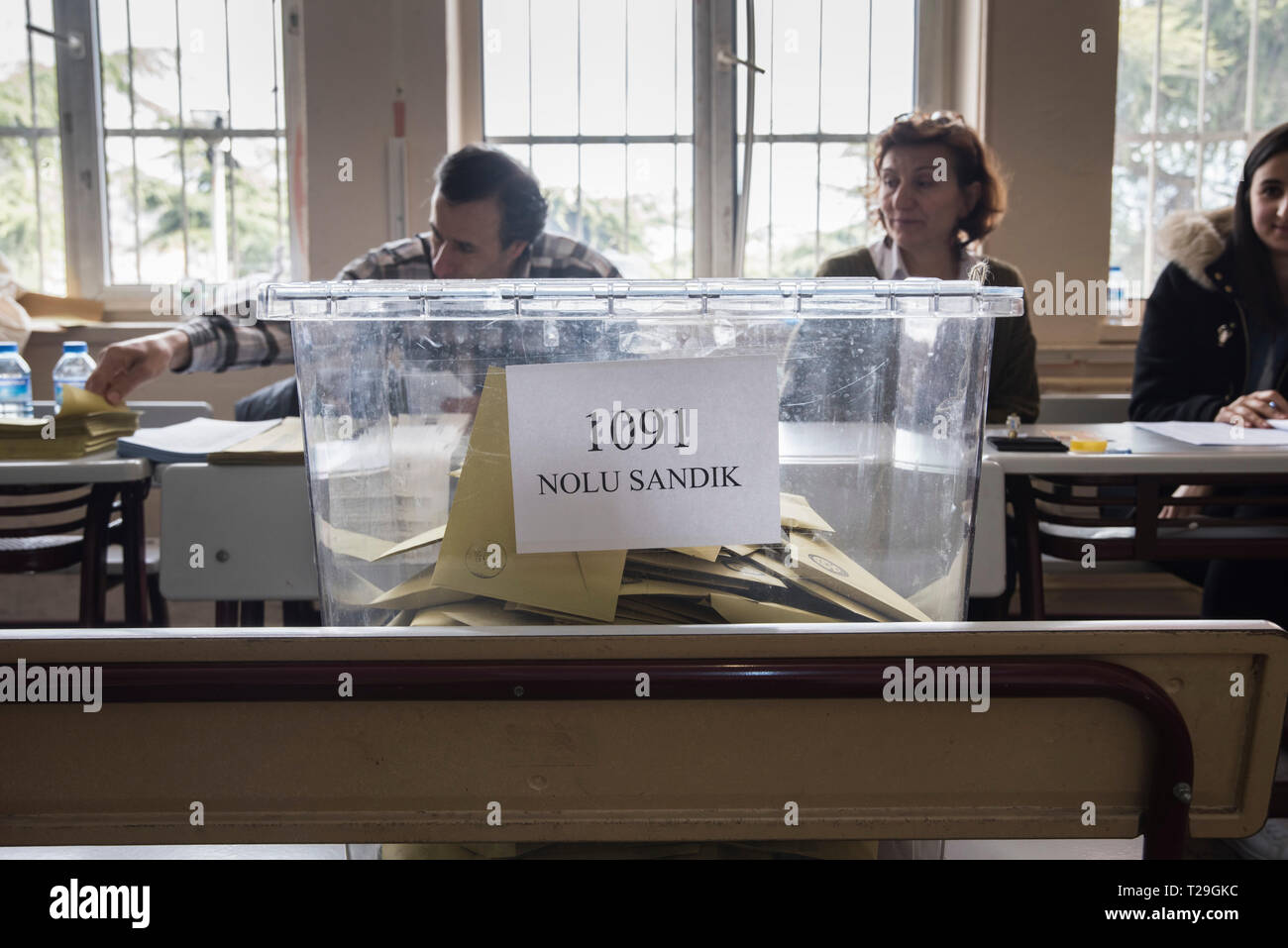 Wahlurne in einem Wahllokal in der Nähe der Istiklal gesehen. Türkische lokale Wahlen von 2019 wurden am 31. März 2019 in den 81 Provinzen der Türkei statt. Istanbul und Ankara wurden als die intensivste Arenas über für die beiden Allianzen: Erdogans AK-Partei mit der rechtsextremen Partei der Nationalistischen Bewegung (MHP) und die Mitte-links-Oppositionellen Republikanischen Volkspartei (CHP) mit der Rechtsradikalen gut (IYI) Partei zu Kämpfen gesehen. Stockfoto