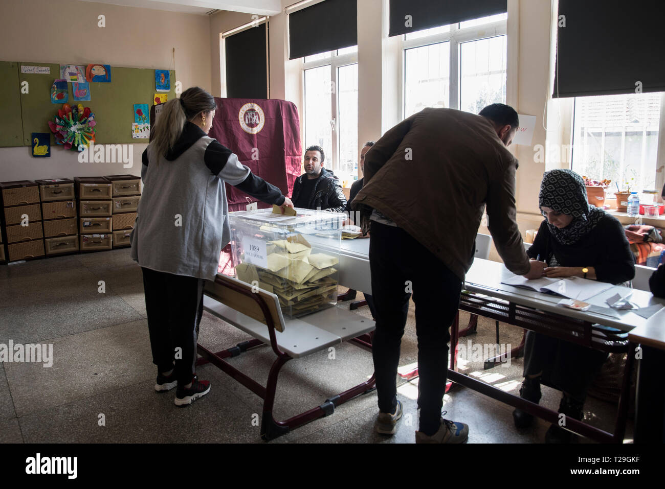 Eine Frau die Stimmabgabe bei einer Abstimmung, die Station in der Nähe der Istiklal. Türkische lokale Wahlen von 2019 wurden am 31. März 2019 in den 81 Provinzen der Türkei statt. Istanbul und Ankara wurden als die intensivste Arenas über für die beiden Allianzen: Erdogans AK-Partei mit der rechtsextremen Partei der Nationalistischen Bewegung (MHP) und die Mitte-links-Oppositionellen Republikanischen Volkspartei (CHP) mit der Rechtsradikalen gut (IYI) Partei zu Kämpfen gesehen. Stockfoto