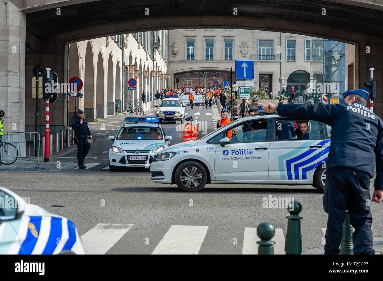 Belgische Polizisten sind während der Marsch für das Leben in Brüssel gesehen. Tausende von Menschen an der Poelaert während der 10. Ausgabe der Marsch für das Leben in Brüssel versammelt, um die Achtung des menschlichen Lebens von der Empfängnis bis zum natürlichen Tod zu verteidigen. Im März wurde von der Polizei wegen der pro-Abtreibung Demonstration, die auch stattgefunden hat, näher an den März umgeben. Stockfoto