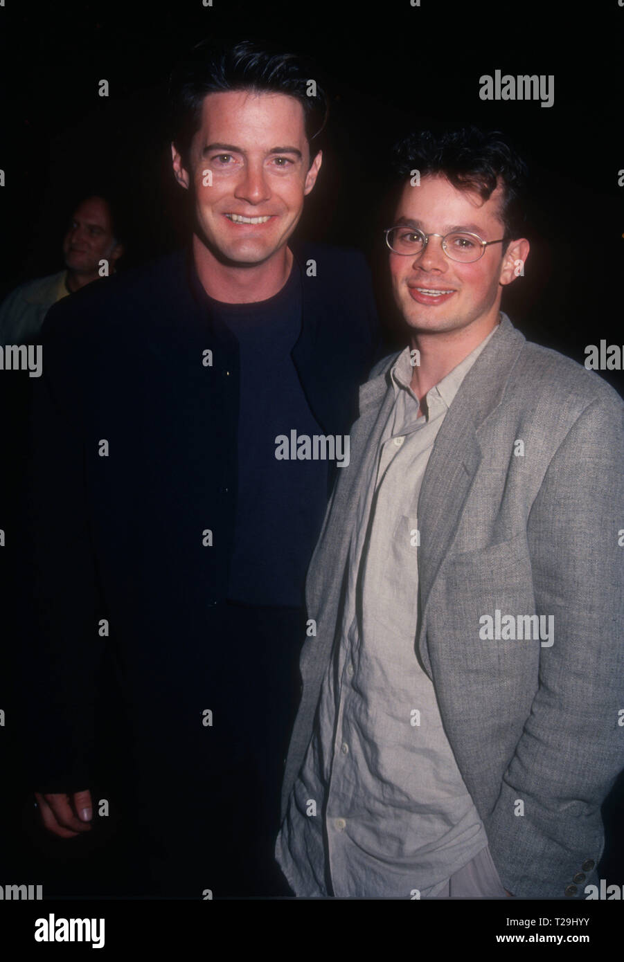 LOS ANGELES, Ca - 9. März: Schauspieler Kyle MacLachlan und Schauspieler Marco Hofschneider besuchen HBO 'Gegen die Wand' Premiere am 9. März 1994 in der DGA-Theater in Los Angeles, Kalifornien. Foto von Barry King/Alamy Stock Foto Stockfoto