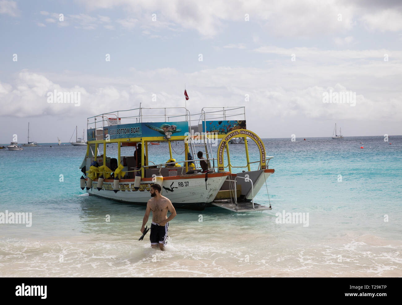 Glas Boden Boot am Strand in Bridgetown, Barbados Stockfoto