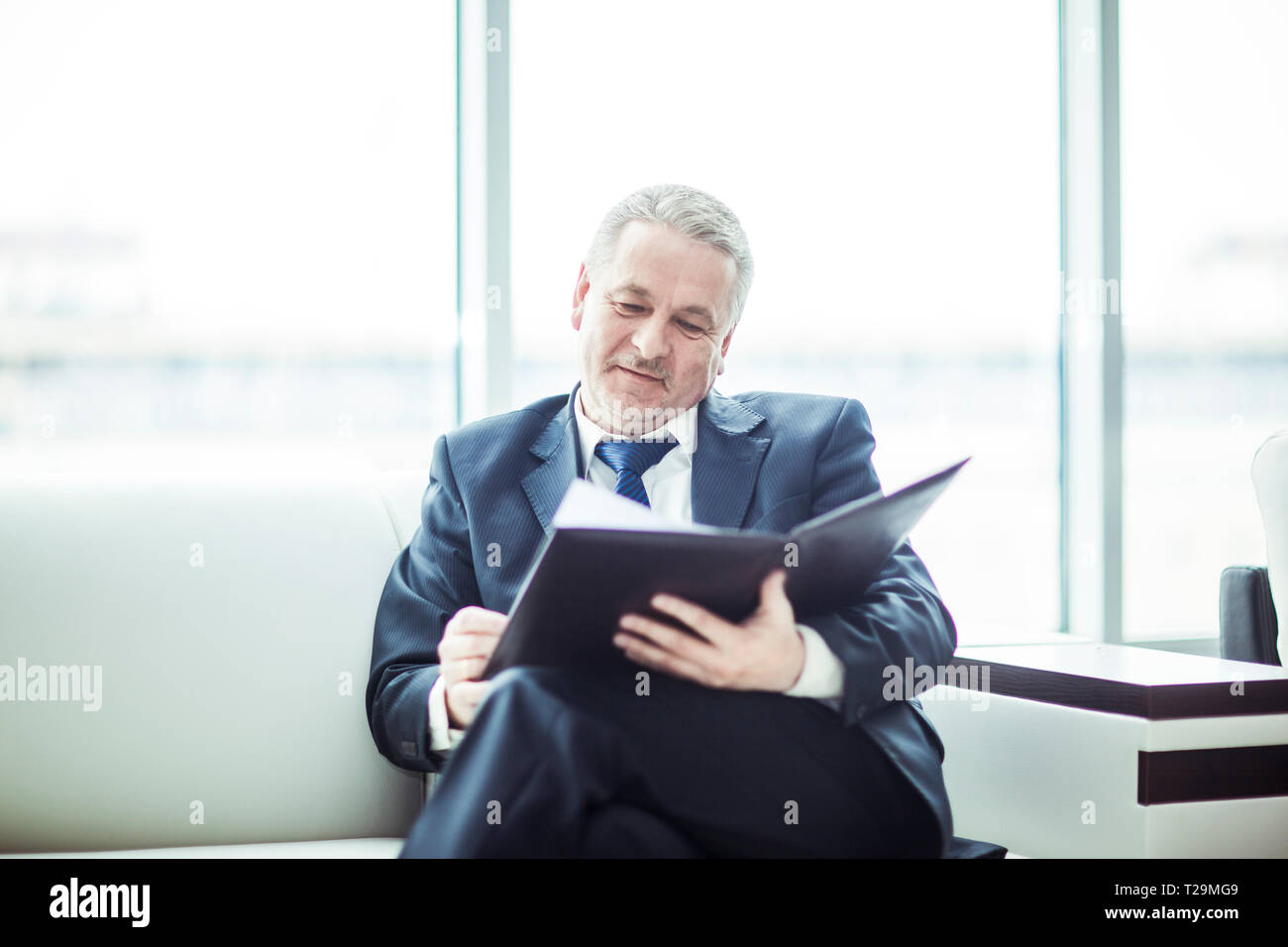 Erfahrenen Rechtsanwalt Bewertungen die Dokumente mit den Bedingungen einer neuen Vertrag Stockfoto