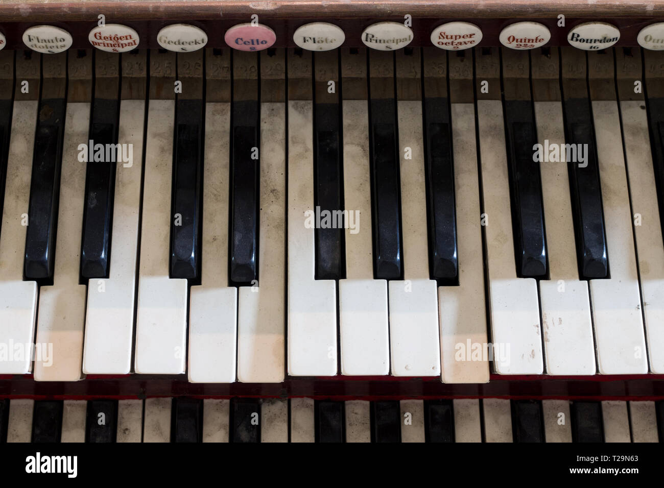 Detail des alten, beschädigten und staubige Orgel Tasten Stockfoto