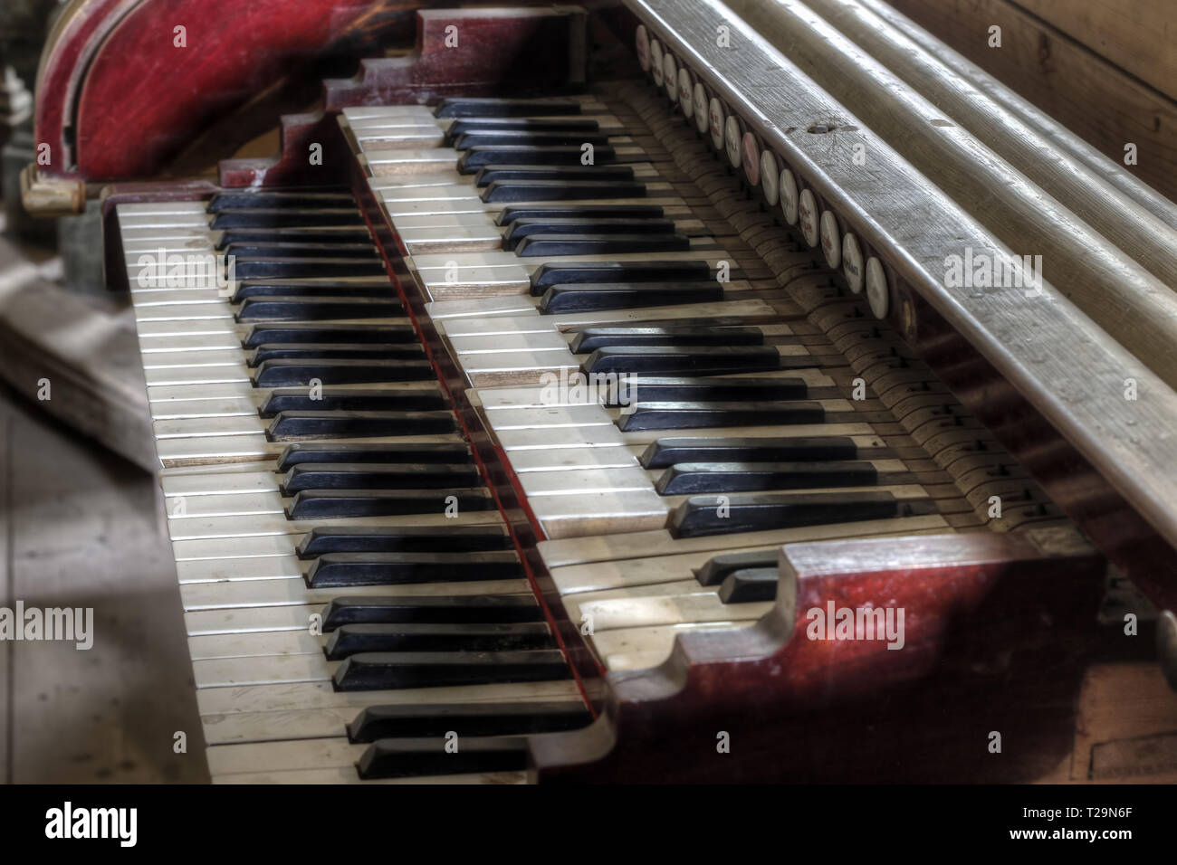 Alte und kaputte Kirchenorgel - Detail der Tastatur Stockfoto