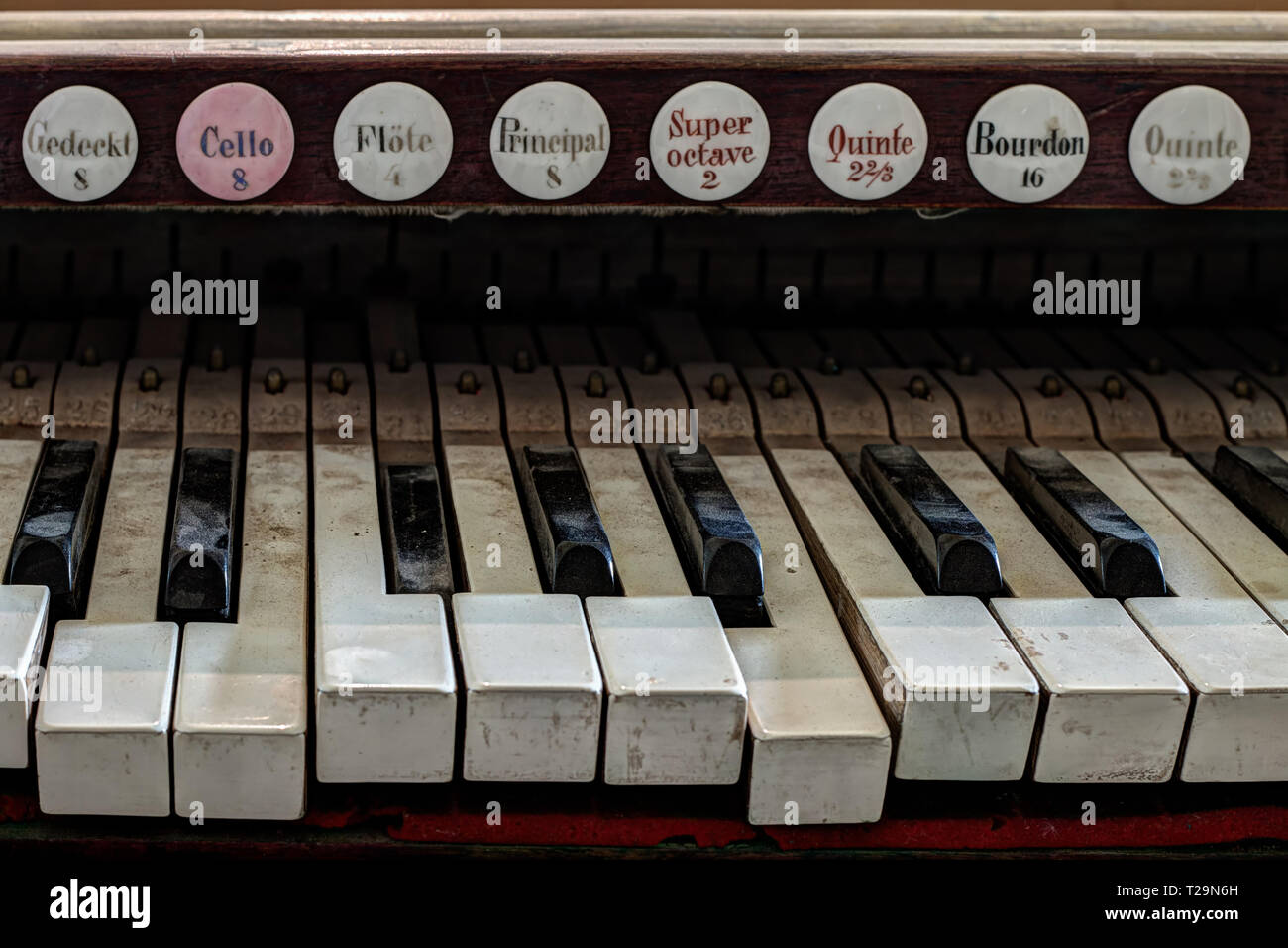 Detail des alten, beschädigten und staubige Orgel Tasten Stockfoto
