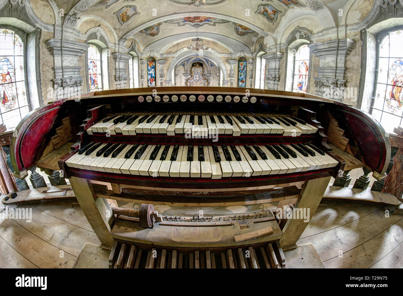 Alte und kaputte Kirchenorgel - Detail der Tastatur - Fish Eye Objektiv Stockfoto