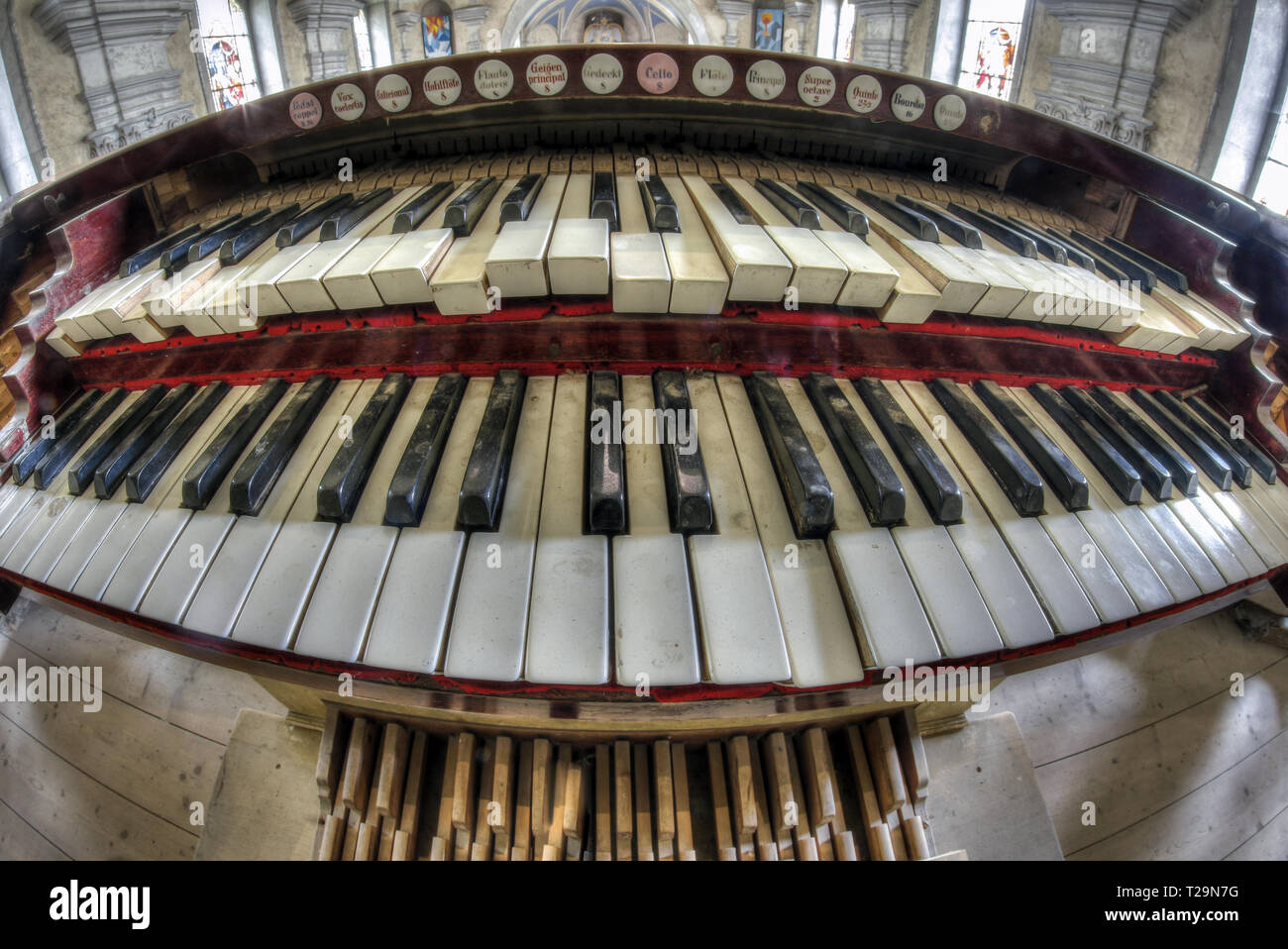 Alte und kaputte Kirchenorgel - Detail der Tastatur - Fish Eye Objektiv Stockfoto