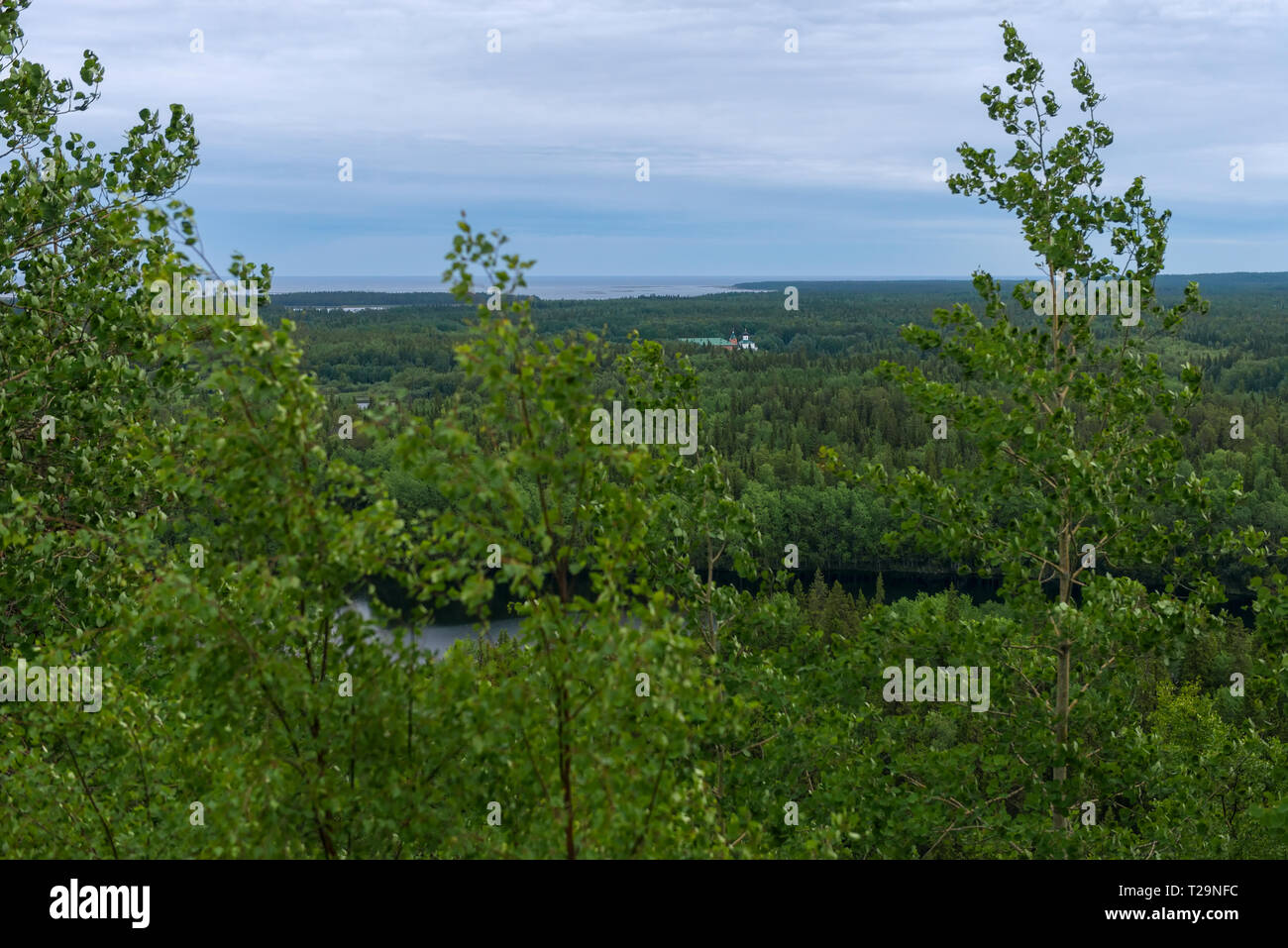 Solowki, der Republik Karelien, Russland - 27. JUNI 2018: Blick auf die Heilige Himmelfahrt Kloster Der solowki Kloster, Savvatyevo von der Oberseite des Se Stockfoto