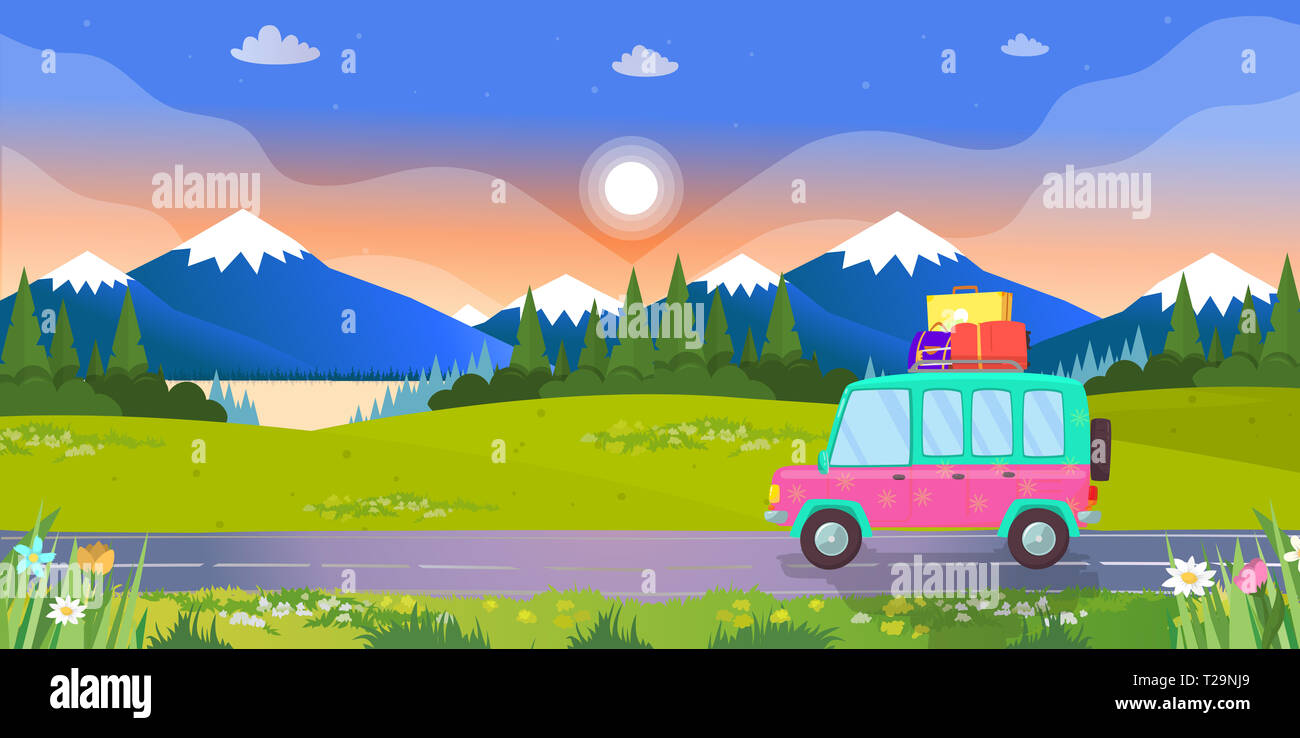 Limousine Auto mit Koffer auf dem Dach Fahren auf der Straße auf bunten Landschaft mit Bergen, See und Wald im Sonnenuntergang bzw. Sonnenaufgang Sommer. Stockfoto