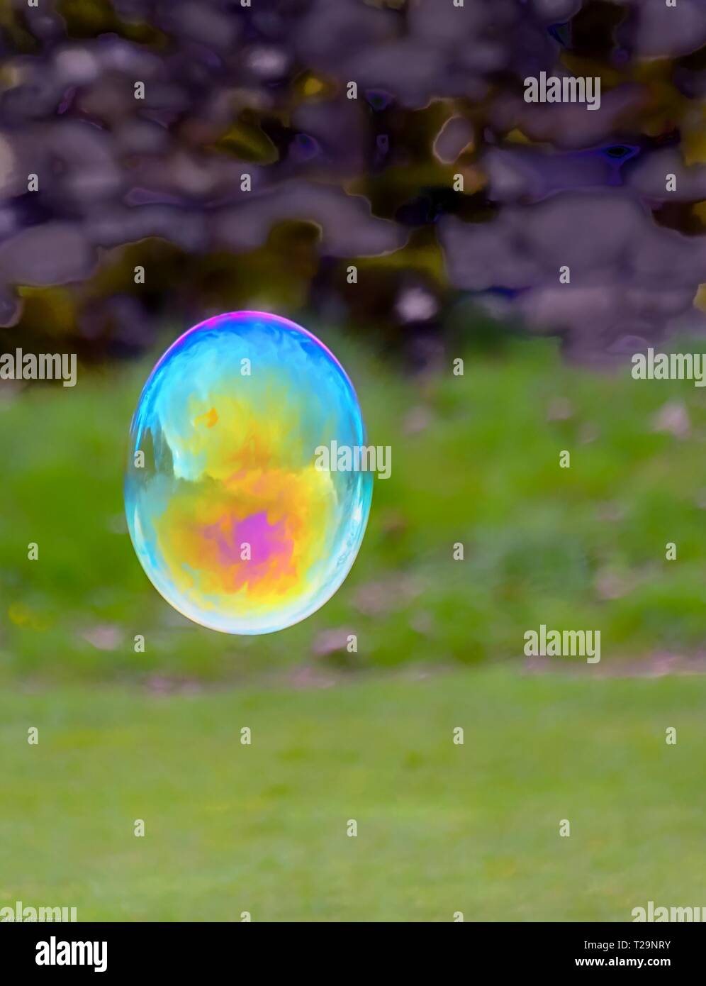 Eine farbige Blase schwebend in der Luft vor dem Hintergrund Stockfoto