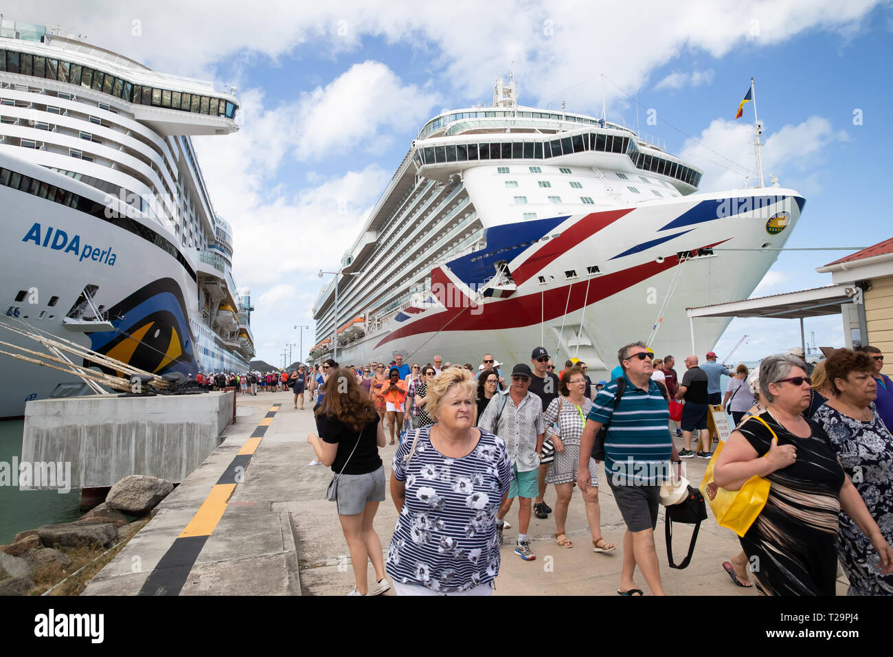 Aida Perla Und Brittania Kreuzfahrt Schiffe Nebeneinander In