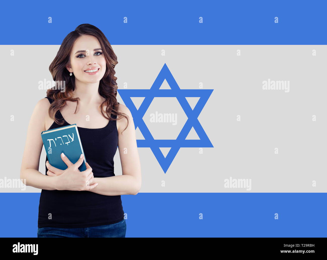 Hübsche brünette Studentin mit Israel Flagge, Studie hebräische Sprache Konzept Stockfoto