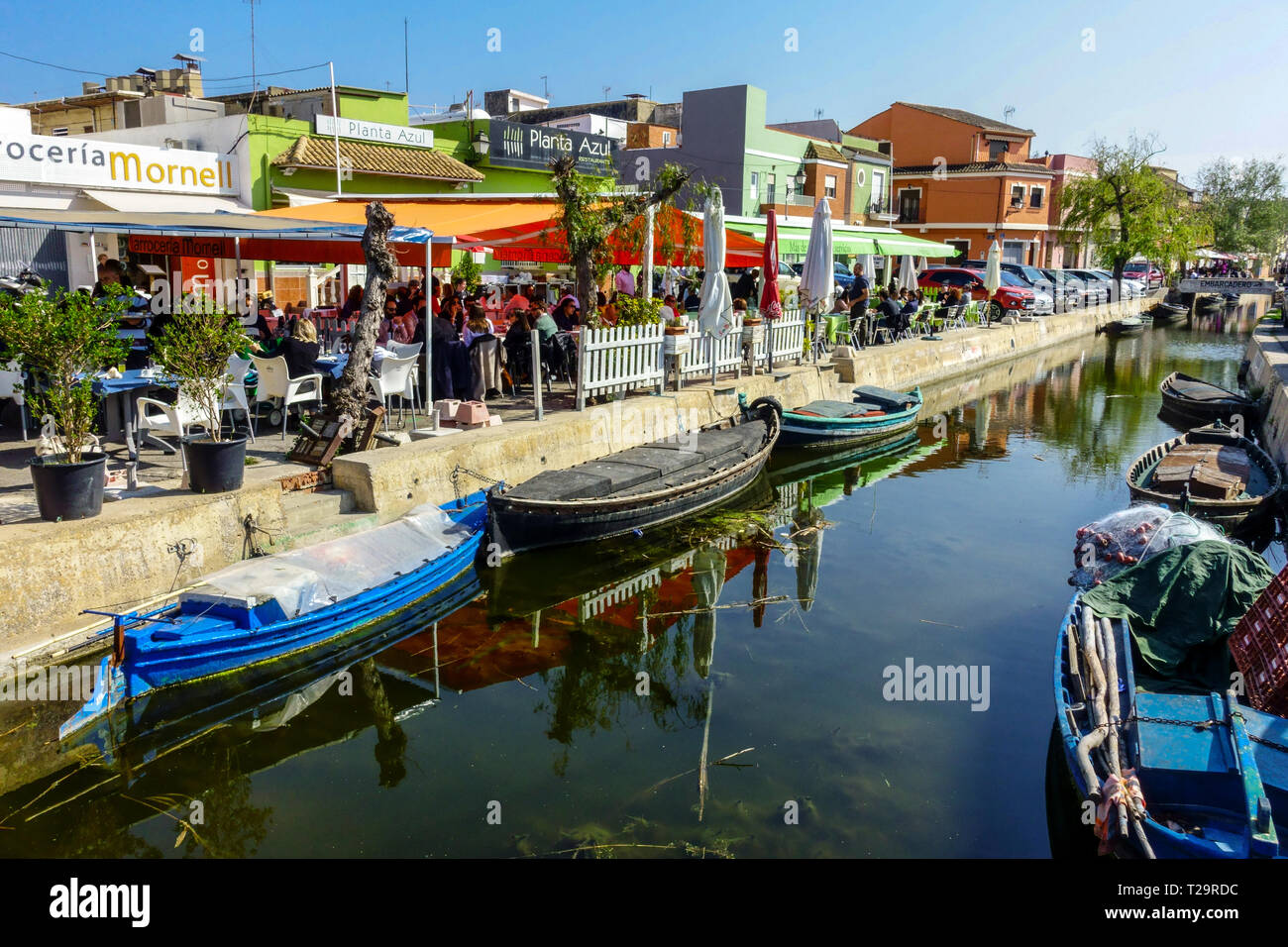 Viele Bars und Restaurants auf beiden Seiten des Kanals bieten traditionelles Essen - Paella und Tapas, Valencia, El Palmar, Naturpark Albufera Park Spanien Stockfoto