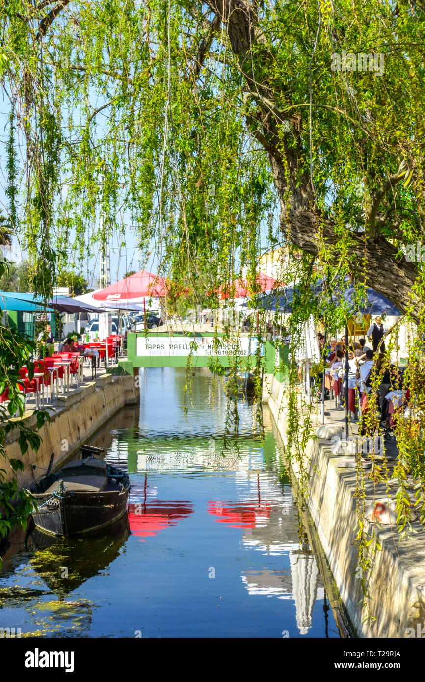 Viele Bars und Restaurants auf beiden Seiten des Kanals bieten traditionelles Essen - Paella und Tapas, Valencia, El Palmar, Naturpark Albufera Park Spanien Stockfoto
