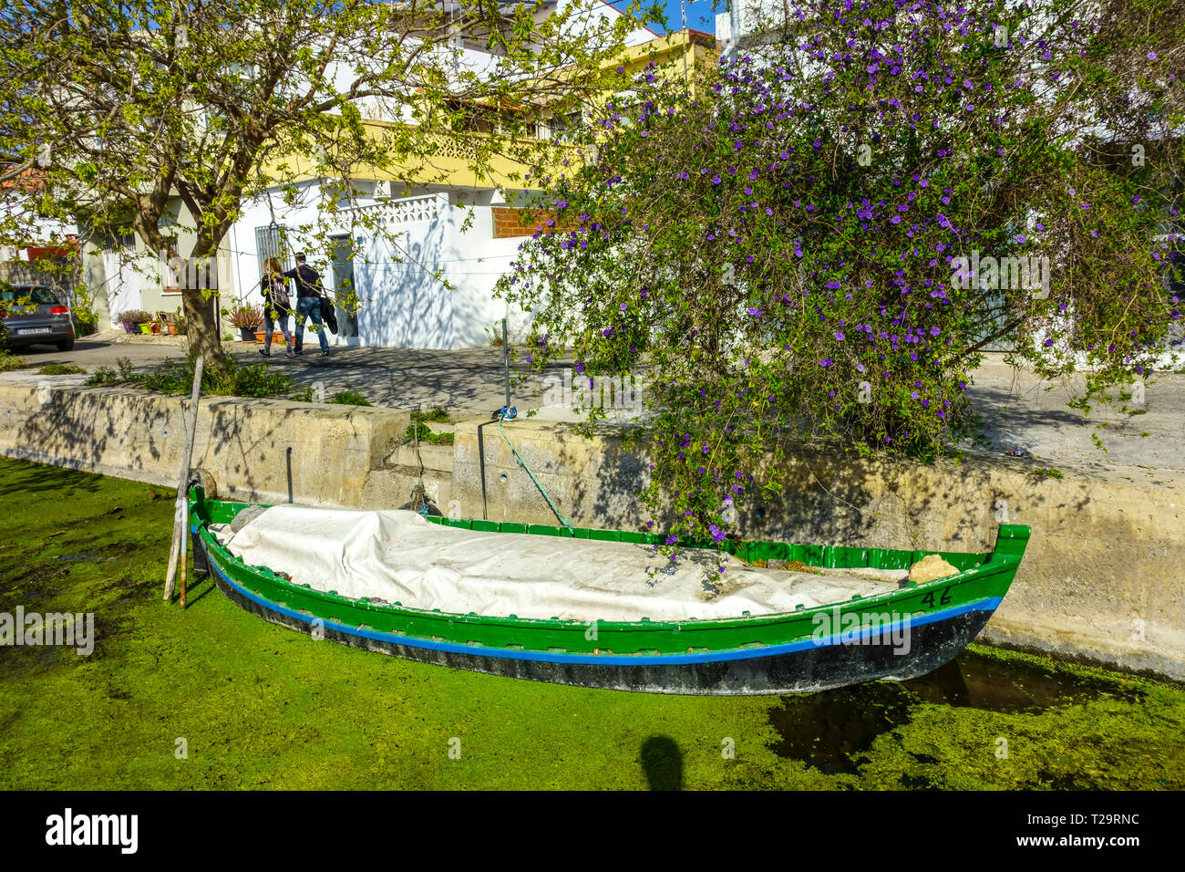 Valencia, El Palmar, Albufera Naturpark, Kanal mit Fischerboot Valencia Spanien Dorf Stockfoto