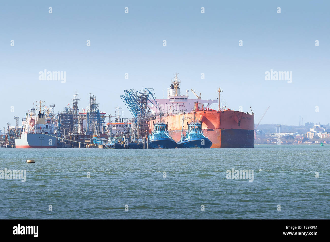 Die riesigen Rohöl Tanker (Tanker), EAGLE KUANTAN, Verbraucher Öl an der Esso Fawley Ölraffinerie im Hafen von Southampton, UK. Stockfoto