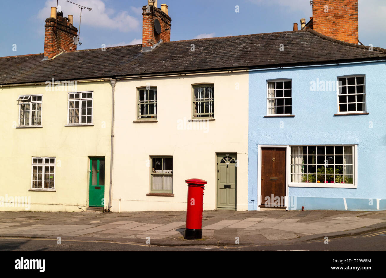 Devizes, Wiltshire, England, UK. März 2019. bunte Häuser in der Long Street in der Innenstadt. Stockfoto