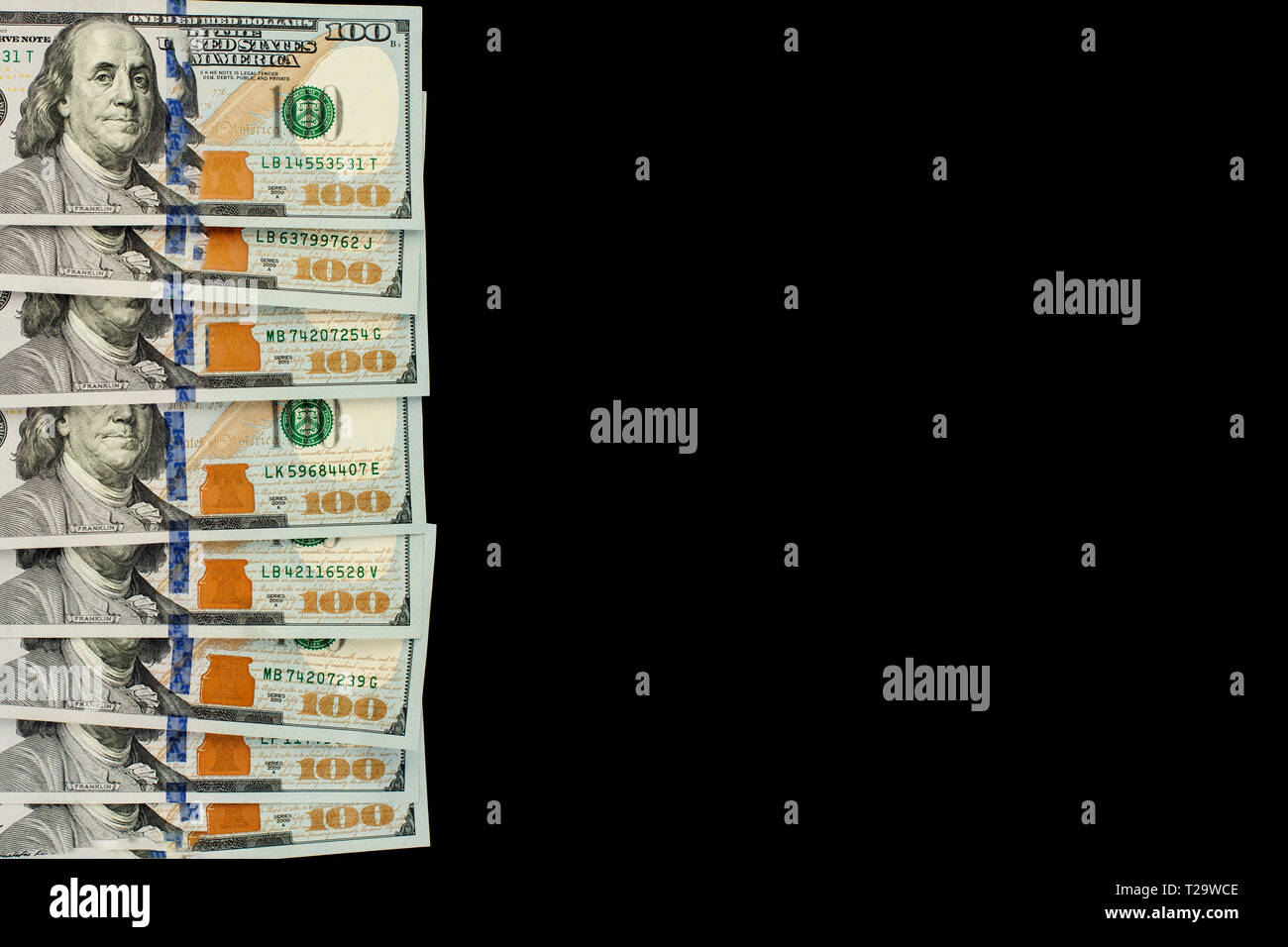 Bargeld in US-Dollar Geld Grenze auf schwarzen Hintergrund mit Kopie Raum Stockfoto
