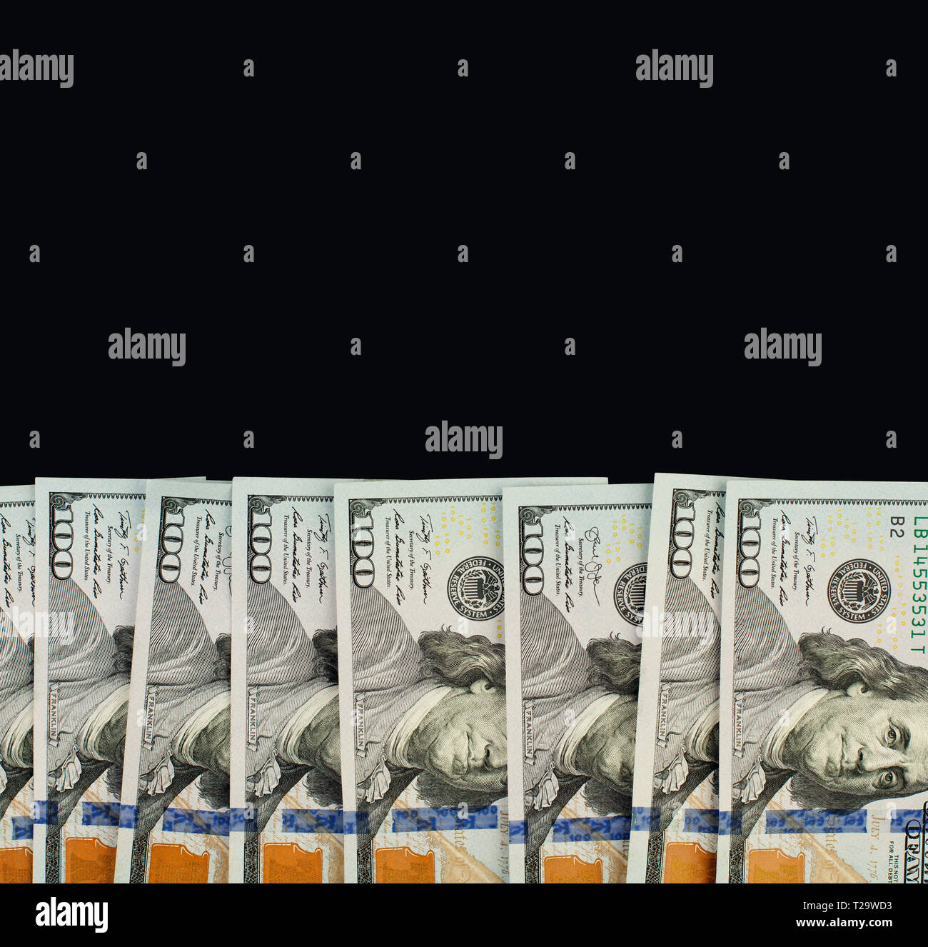 US Dollar Geld cash Grenze auf schwarzem Hintergrund mit schwarzen Brettes Platz kopieren Stockfoto