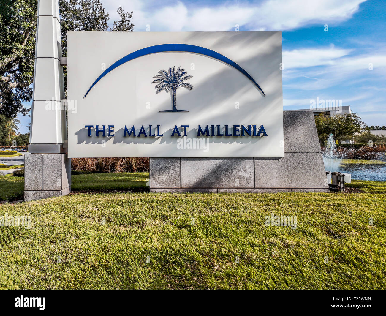 ORLANDO, Florida, USA - Dezember, 2018: Mall at Millenia Eingang Front Board in einem blauen Himmel Tag, Orlando, Florida, USA. Stockfoto