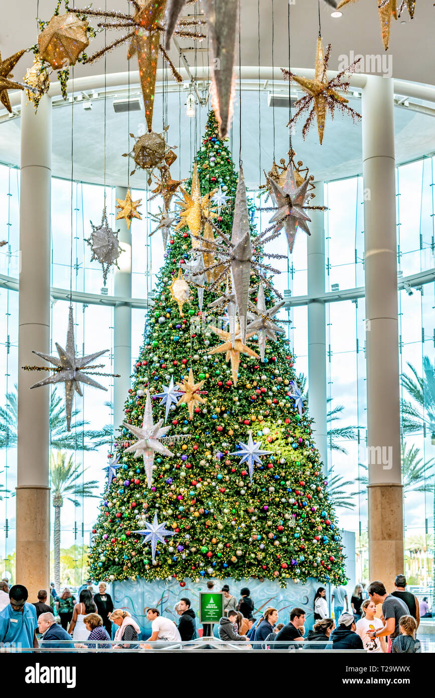 ORLANDO, Florida, USA - Dezember, 2018: Bunte Weihnachten Dekoration mit einem riesigen Weihnachtsbaum am Mall at Millenia, Orlando, Florida, USA. Stockfoto