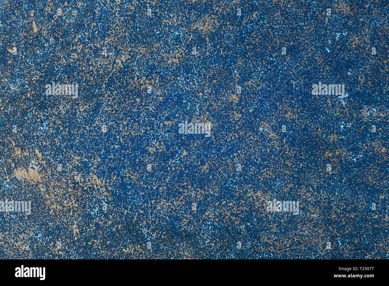 Blau lackiert vintage Wall mit goldenen Flecken. Wand Hintergrund. Dunkelblauer Hintergrund Stockfoto
