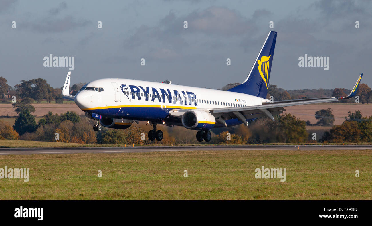 Ryanair Boeing 737 Ei-DHS landet am London-Luton Airport LTN Stockfoto