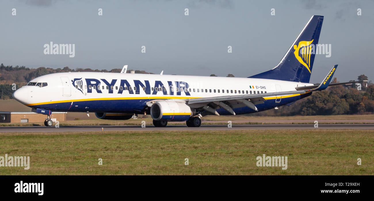 Ryanair Boeing 737 Ei-DHS landet am London-Luton Airport LTN Stockfoto