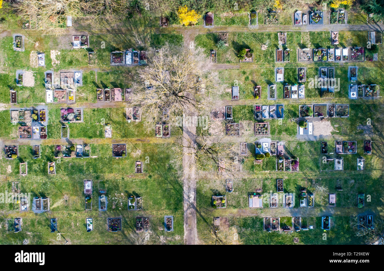Antenne drone Ansicht einer Kirche Friedhof Friedhof in Deutschland Stockfoto