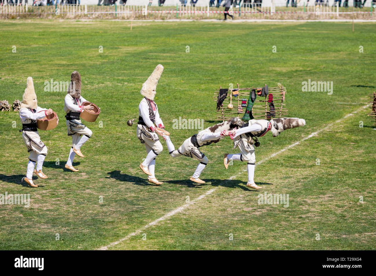 VARVARA, Bulgarien - 24. MÄRZ 2019: Moment von Nationalen Festival Derwisch Varvara präsentiert Traditionen des bulgarischen Kuker Spiele. Künstler präsentieren die Stockfoto