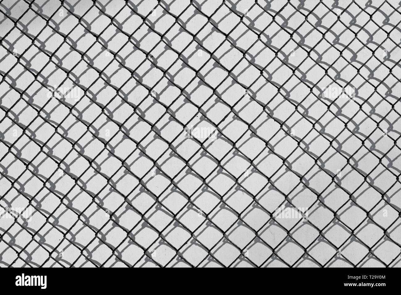 Alten zaun Gitter gegen weiße Wand Hintergrund Stockfoto